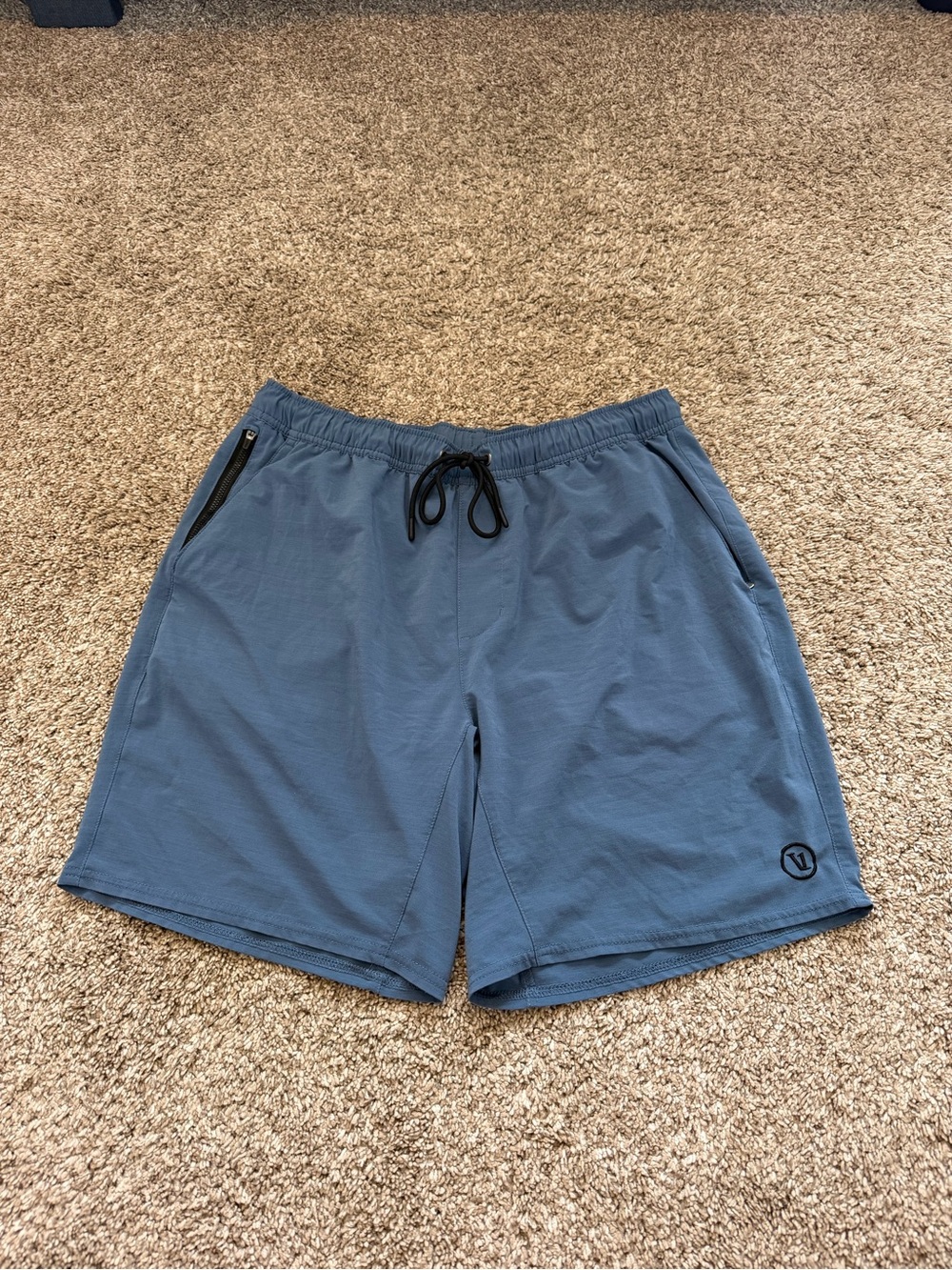 Vuori men’s blue shorts with liner perfect condition size large